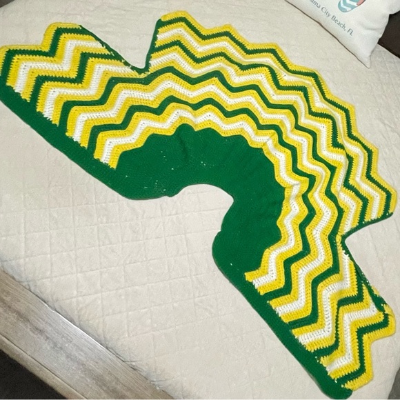Vintage Handmade Crochet Shawl Wrap Boho GrannyCore Chevron Green Bay Packers - Picture 9 of 9